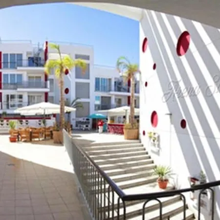 With One Bedroom In With Shared Pool Apartmán